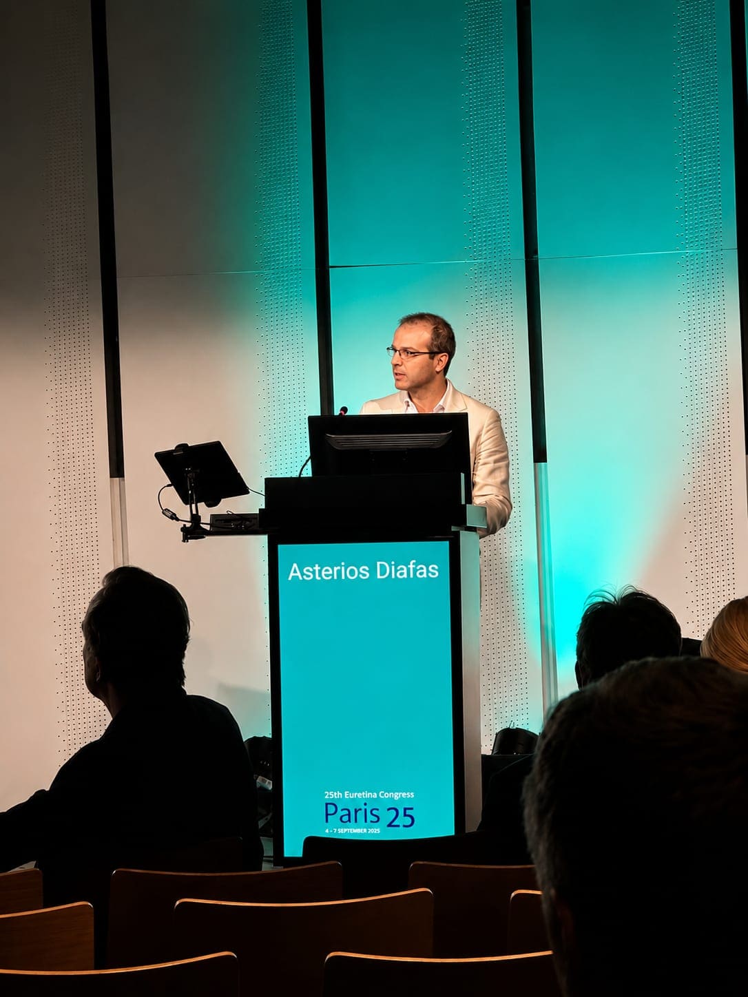 Dr. Diafas presenting at the 25th Euretina Congress in Paris.